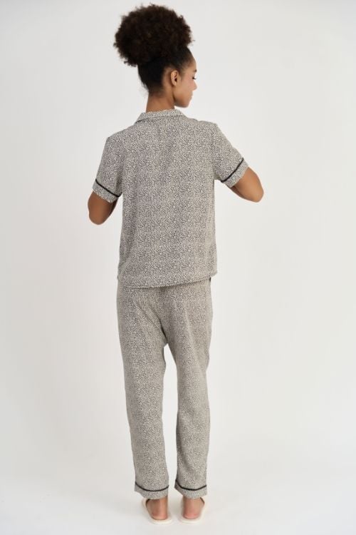  BSD023S31-BỘ SATIN DÀI VỚI THIẾT KẾ PIJAMA ĐIỂM NHẤN VIỀN NỔI BẬT MANG LẠI SỰ THANH LỊCH VÀ THOẢI MÁI KHI MẶC 