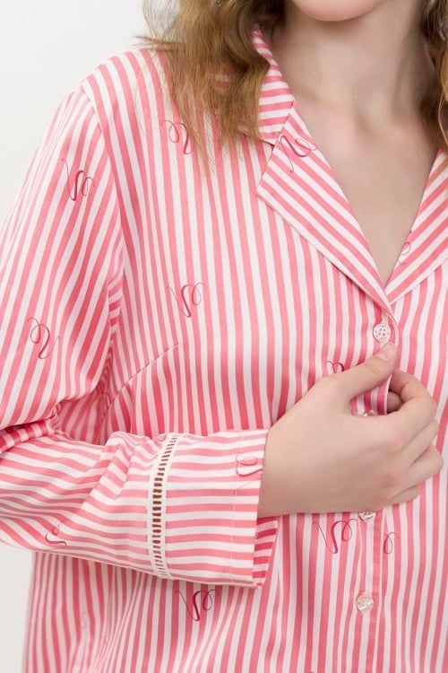  BSD03W5S04-BỘ SATIN DÀI VỚI THIẾT KẾ CỔ PIJAMA PHỐI REN NỔI BẬT  MANG PHONG CÁCH THANH LỊCH VÀ TẠO CẢM GIÁC THOẢI MÁI KHI MẶC. 