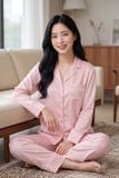  BSD03W5S05-BỘ SATIN DÀI VỚI THIẾT KẾ CỔ PIJAMA PHỐI REN NỔI BẬT  MANG PHONG CÁCH THANH LỊCH VÀ TẠO CẢM GIÁC THOẢI MÁI KHI MẶC. 