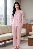  BSD03W5S05-BỘ SATIN DÀI VỚI THIẾT KẾ CỔ PIJAMA PHỐI REN NỔI BẬT  MANG PHONG CÁCH THANH LỊCH VÀ TẠO CẢM GIÁC THOẢI MÁI KHI MẶC. 