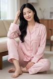  BSD03W5S05-BỘ SATIN DÀI VỚI THIẾT KẾ CỔ PIJAMA PHỐI REN NỔI BẬT  MANG PHONG CÁCH THANH LỊCH VÀ TẠO CẢM GIÁC THOẢI MÁI KHI MẶC. 