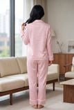  BSD03W5S05-BỘ SATIN DÀI VỚI THIẾT KẾ CỔ PIJAMA PHỐI REN NỔI BẬT  MANG PHONG CÁCH THANH LỊCH VÀ TẠO CẢM GIÁC THOẢI MÁI KHI MẶC. 