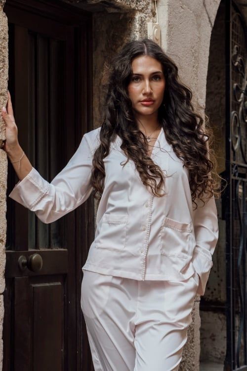  BSD05W5S01-BỘ SATIN DÀI VỚI THIẾT KẾ CỔ PIJAMA ĐIỂM NHẤN REN NỔI BẬT MANG LẠI SỰ THANH LỊCH VÀ THOẢI MÁI KHI MẶC 