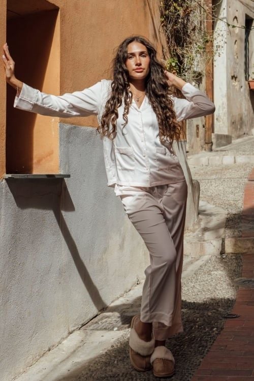  BSD05W5S01-BỘ SATIN DÀI VỚI THIẾT KẾ CỔ PIJAMA ĐIỂM NHẤN REN NỔI BẬT MANG LẠI SỰ THANH LỊCH VÀ THOẢI MÁI KHI MẶC 