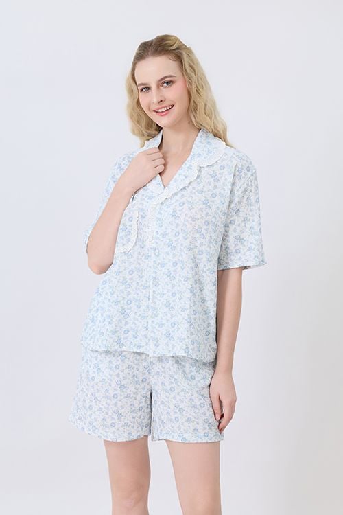  BSK02W5K08-BỘ SHORT KATE VỚI THIẾT KẾ CỔ PIJAMA ĐIỂM NHẤN REN NỔI BẬT MANG  ĐẾN SỰ TRẺ TRUNG  VÀ NĂNG ĐỘNG TẠO CẢM GIÁC THOẢI MÁI KHI MẶC 