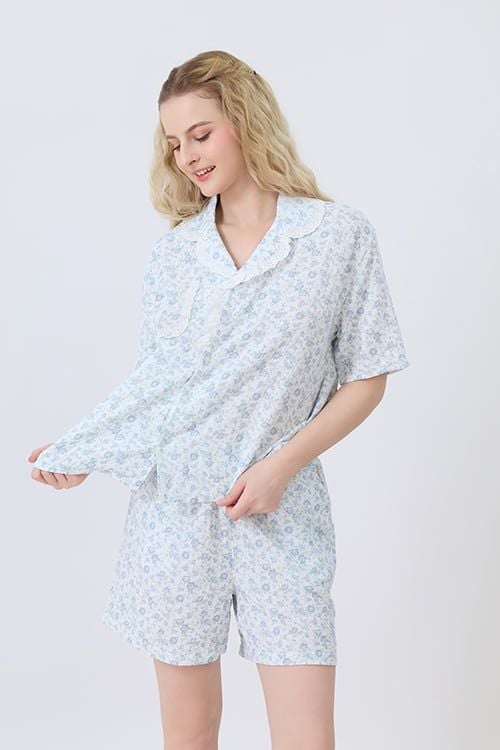  BSK02W5K08-BỘ SHORT KATE VỚI THIẾT KẾ CỔ PIJAMA ĐIỂM NHẤN REN NỔI BẬT MANG  ĐẾN SỰ TRẺ TRUNG  VÀ NĂNG ĐỘNG TẠO CẢM GIÁC THOẢI MÁI KHI MẶC 