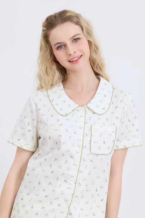  BSK03W5K21-BỘ SHORT KATE THIẾT KẾ CỔ LÁ SEN VỚI ĐIỂM NHẤN RODE NỔI BẬT TẠO CẢM GIÁC THOẢI MÁI VÀ TRẺ TRUNG. 