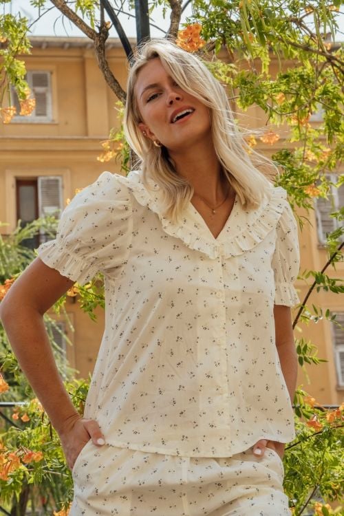  BSK06W5K01-BỘ SHORT KATE VỚI THIẾT KẾ CỔ LÁ SEN ĐIỂM NHẤN BÈO NỔI BẬT MANG  ĐẾN SỰ DUYÊN DÁNG VÀ TRẺ TRUNG TẠO CẢM GIÁC THOẢI MÁI KHI MẶC 