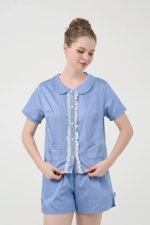  BSK080W42-BỘ SHORT KATE VỚI THIẾT KẾ CỔ LÁ SEN ĐIỂM NHẤN BÈO REN NỔI BẬT MANG LẠI SỰ NỮ TÍNH, TRẺ TRUNG VÀ THOẢI MÁI KHI MẶC  NHÀ 