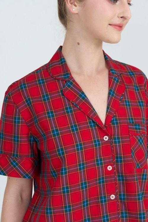  BSK08W5K01-BỘ SHORT KATE VỚI THIẾT KẾ CỔ PIJAMA KẾT HỢP HỌA TIẾT CARO ĐỎ MANG  ĐẾN SỰ TRẺ TRUNG  VÀ NĂNG ĐỘNG RẤT PHÙ HỢP ĐỂ DIỆN TRONG DỊP TẾT 