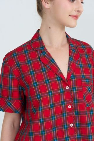  BSK08W5K01-BỘ SHORT KATE VỚI THIẾT KẾ CỔ PIJAMA KẾT HỢP HỌA TIẾT CARO ĐỎ MANG  ĐẾN SỰ TRẺ TRUNG  VÀ NĂNG ĐỘNG RẤT PHÙ HỢP ĐỂ DIỆN TRONG DỊP TẾT 