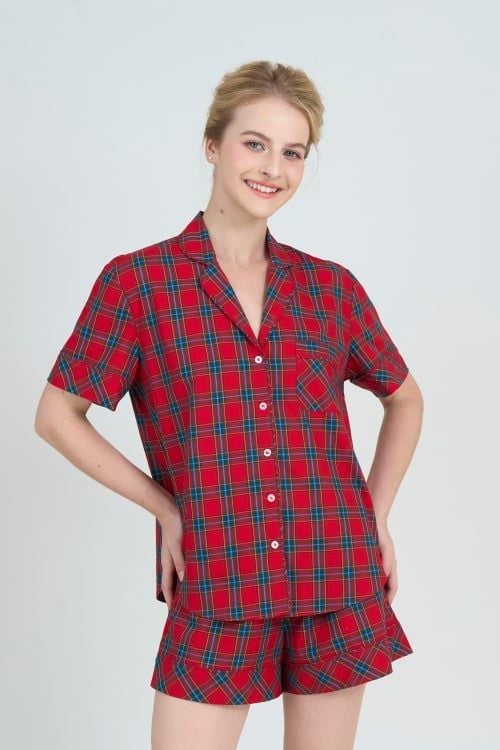  BSK08W5K01-BỘ SHORT KATE VỚI THIẾT KẾ CỔ PIJAMA KẾT HỢP HỌA TIẾT CARO ĐỎ MANG  ĐẾN SỰ TRẺ TRUNG  VÀ NĂNG ĐỘNG RẤT PHÙ HỢP ĐỂ DIỆN TRONG DỊP TẾT 