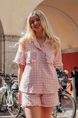 BSK09S6K01-BỘ SHORT KATE VỚI THIẾT KẾ CỔ PIJAMA PHỐI BÈO TINH TẾ MANG  ĐẾN SỰ TRẺ TRUNG  VÀ NĂNG ĐỘNG, TẠO CẢM GIÁC THOẢI MÁI KHI MẶC