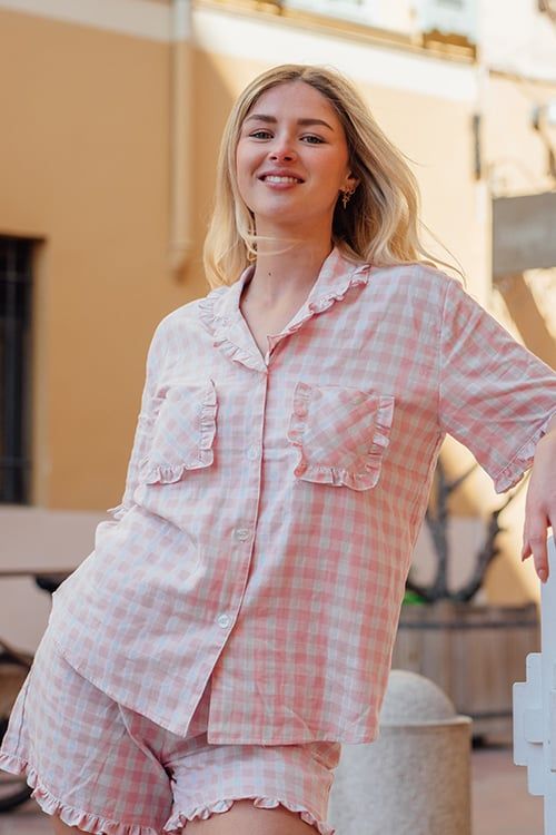  BSK09S6K01-BỘ SHORT KATE VỚI THIẾT KẾ CỔ PIJAMA PHỐI BÈO TINH TẾ MANG  ĐẾN SỰ TRẺ TRUNG  VÀ NĂNG ĐỘNG, TẠO CẢM GIÁC THOẢI MÁI KHI MẶC 