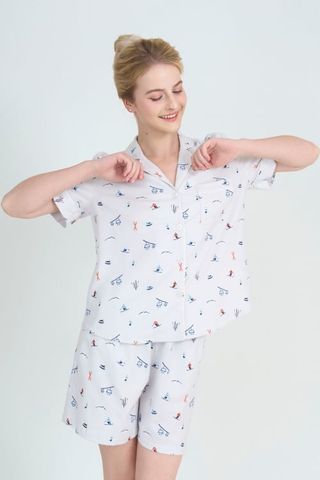  BSK09W5K01-BỘ SHORT KATE VỚI THIẾT KÊ CỔ PIJAMA PHỐI VIỀN NỔI BẬT, TẠO ĐIỂM NHẤN TINH TẾ , MANG PHONG CÁCH NHẸ NHÀNG VÀ THOẢI MÁI 