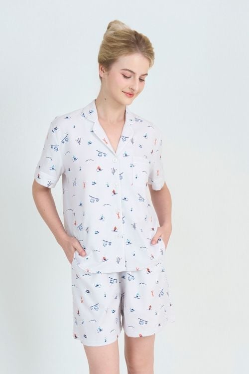  BSK09W5K01-BỘ SHORT KATE VỚI THIẾT KÊ CỔ PIJAMA PHỐI VIỀN NỔI BẬT, TẠO ĐIỂM NHẤN TINH TẾ , MANG PHONG CÁCH NHẸ NHÀNG VÀ THOẢI MÁI 