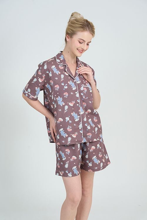  BSK09W5K02-BỘ SHORT KATE VỚI THIẾT KÊ CỔ PIJAMA PHỐI VIỀN NỔI BẬT, TẠO ĐIỂM NHẤN TINH TẾ , MANG PHONG CÁCH NHẸ NHÀNG VÀ THOẢI MÁI 