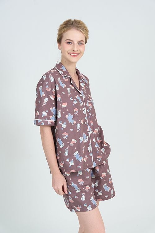  BSK09W5K02-BỘ SHORT KATE VỚI THIẾT KÊ CỔ PIJAMA PHỐI VIỀN NỔI BẬT, TẠO ĐIỂM NHẤN TINH TẾ , MANG PHONG CÁCH NHẸ NHÀNG VÀ THOẢI MÁI 