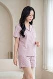  BSK10S6K02-BỘ SHORT KATE VỚI THIẾT KẾ CỔ PIJAMA ĐIỂM NHẤN VIỀN NỔI BẬT MANG ĐẾN SỰ TRẺ TRUNG, NĂNG ĐỘNG VÀ TẠO CẢM GIÁC THOẢI MÁI KHI MẶC 