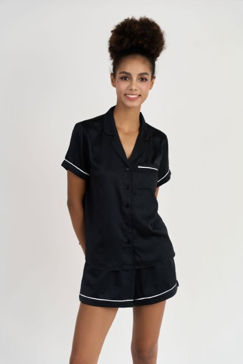  BSS02S5S53-BỘ SHORT SATIN VỚI THIẾT KẾ CỔ PIJAMA MANG PHONG CÁCH NHẸ NHÀNG VÀ THOẢI MÁI KHI MẶC 