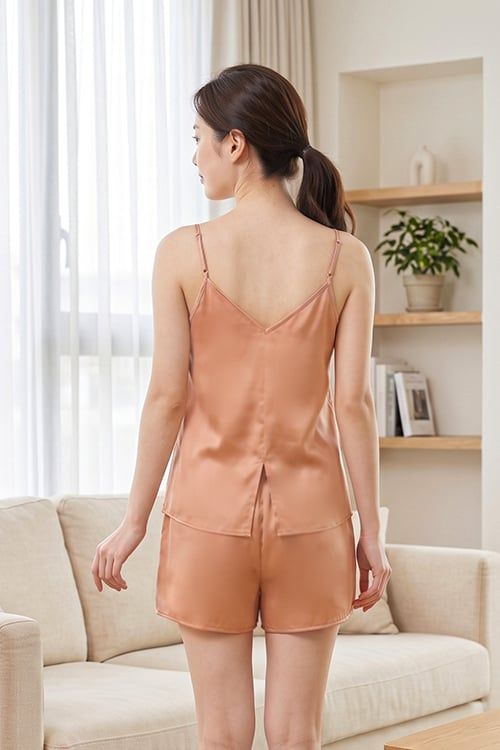  BSS01S5S46-BỘ SATIN SHORT VỚI THIẾT KẾ 2 DÂY QUYẾN RŨ, MANG LẠI CẢM GIÁC MỀM MẠI VÀ THOÁNG MÁT. 