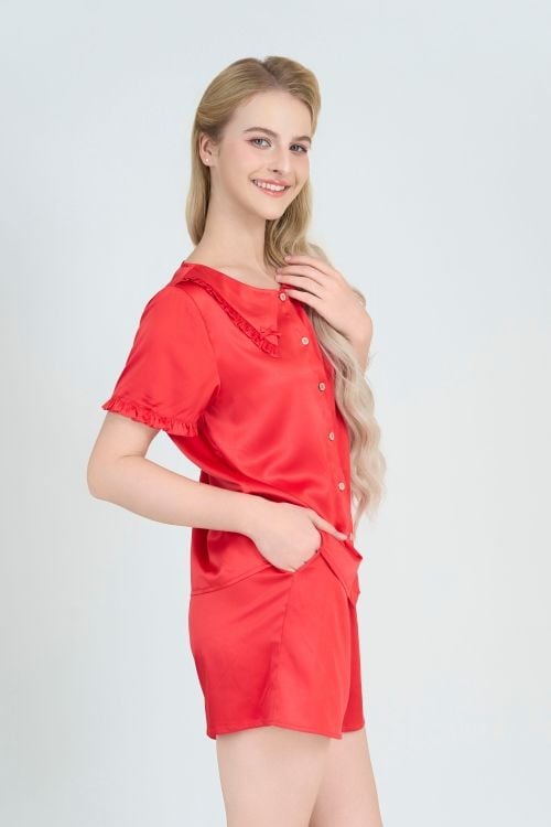  BSS01W5S03-BỘ SHORT SATIN VỚI THIẾT KẾ CỔ SEN PHỐI BÈO NHẸ NHÀNG, THOẢI MÁI SẮC ĐỎ RẠNG RỠ DIỆN TẾT CỰC XINH 