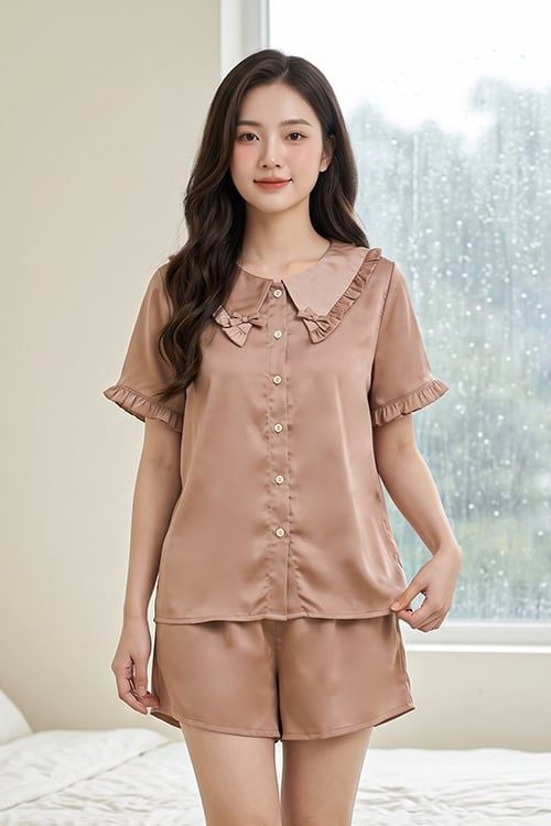  BSS01W5S05-BỘ SHORT SATIN VỚI THIẾT KẾ CỔ SEN PHỐI BÈO NHẸ NHÀNG, MANG LẠI SỰ TRẺ TRUNG VÀ THOẢI MÁI. 