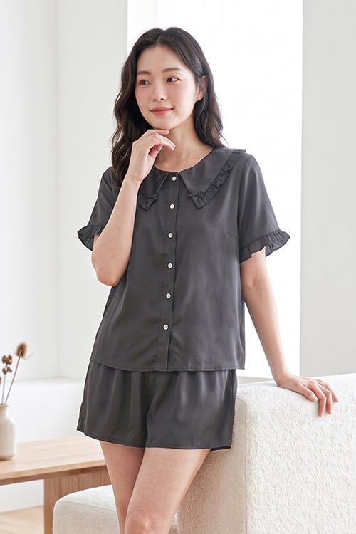  BSS01W5S07-BỘ SHORT SATIN VỚI THIẾT KẾ CỔ SEN PHỐI BÈO NHẸ NHÀNG, MANG LẠI SỰ TRẺ TRUNG VÀ THOẢI MÁI. 