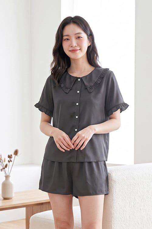  BSS01W5S07-BỘ SHORT SATIN VỚI THIẾT KẾ CỔ SEN PHỐI BÈO NHẸ NHÀNG, MANG LẠI SỰ TRẺ TRUNG VÀ THOẢI MÁI. 