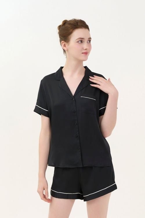  BSS02S5S53-BỘ SHORT SATIN VỚI THIẾT KẾ CỔ PIJAMA MANG PHONG CÁCH NHẸ NHÀNG VÀ THOẢI MÁI KHI MẶC 