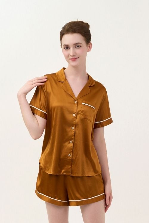  BSS02S5S54-BỘ SHORT SATIN VỚI THIẾT KẾ CỔ PIJAMA MANG PHONG CÁCH NHẸ NHÀNG VÀ THOẢI MÁI KHI MẶC 