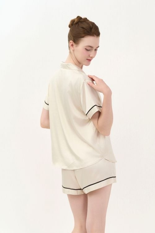  BSS02S5S57-BỘ SHORT SATIN VỚI THIẾT KẾ CỔ PIJAMA MANG PHONG CÁCH NHẸ NHÀNG VÀ THOẢI MÁI KHI MẶC 