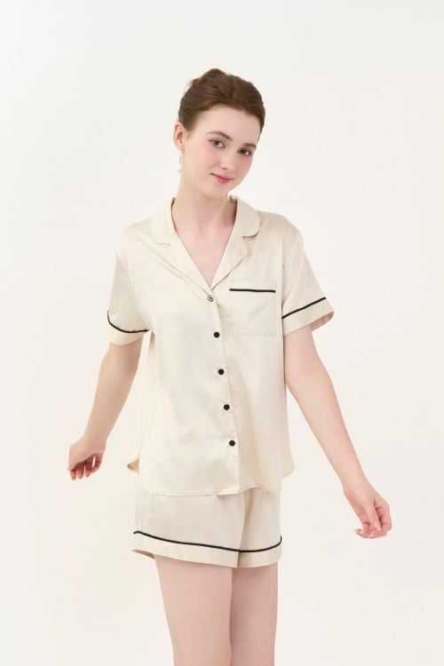  BSS02S5S57-BỘ SHORT SATIN VỚI THIẾT KẾ CỔ PIJAMA MANG PHONG CÁCH NHẸ NHÀNG VÀ THOẢI MÁI KHI MẶC 