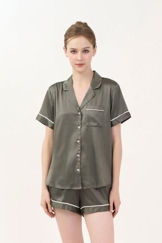  BSS02S5S58-BỘ SHORT SATIN VỚI THIẾT KẾ CỔ PIJAMA MANG PHONG CÁCH NHẸ NHÀNG VÀ THOẢI MÁI KHI MẶC 