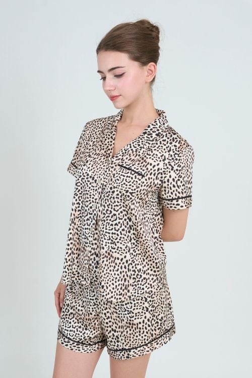  BSS02S5S60-BỘ SHORT SATIN VỚI THIẾT KẾ CỔ PIJAMA MANG PHONG CÁCH NHẸ NHÀNG VÀ THOẢI MÁI KHI MẶC 
