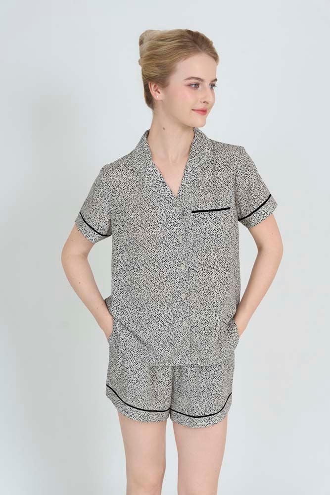  BSS02S5S63-BỘ SHORT SATIN VỚI THIẾT KẾ CỔ PIJAMA MANG PHONG CÁCH NHẸ NHÀNG VÀ THOẢI MÁI KHI MẶC 