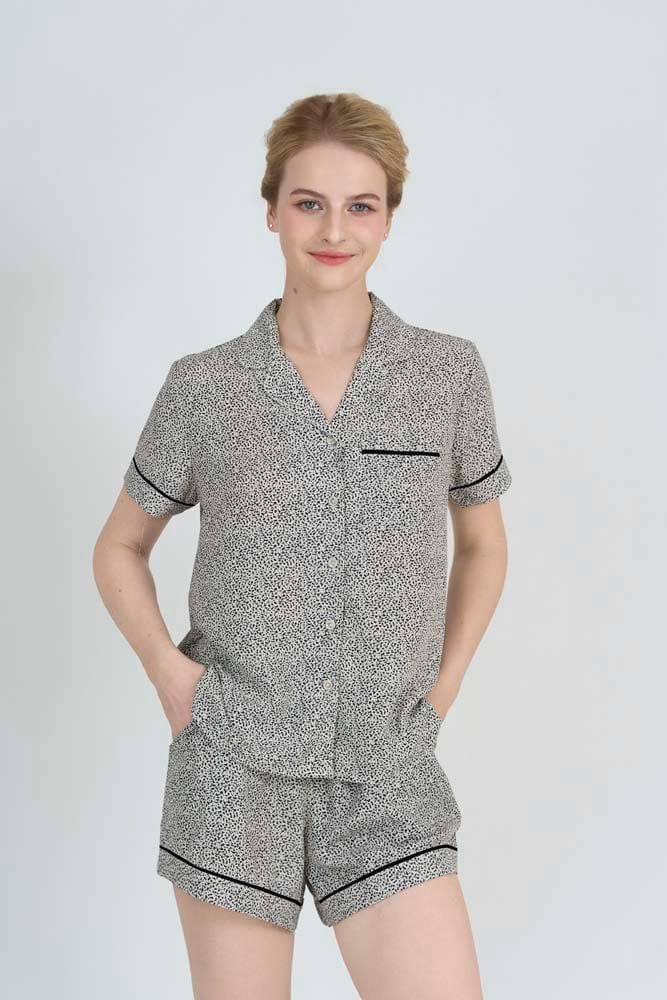  BSS02S5S63-BỘ SHORT SATIN VỚI THIẾT KẾ CỔ PIJAMA MANG PHONG CÁCH NHẸ NHÀNG VÀ THOẢI MÁI KHI MẶC 