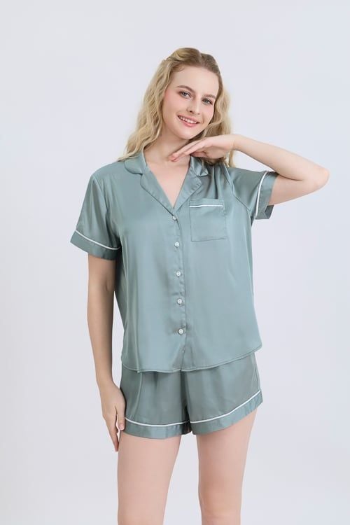 BSS02S5S67-BỘ SHORT SATIN VỚI THIẾT KẾ CỔ PIJAMA MANG PHONG CÁCH NHẸ NHÀNG VÀ THOẢI MÁI KHI MẶC 