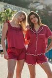  BSS02S6S01-BỘ SHORT SATIN VỚI THIẾT KẾ CỔ SAM ĐIỂM NHẤN VIỀN NỔI BẬT MANG LẠI VẺ TRẺ TRUNG, GIÚP TÔN LÊN NÉT THANH LỊCH VÀ TẠO CẢM GIÁC THOẢI MÁI KHI MẶC. 