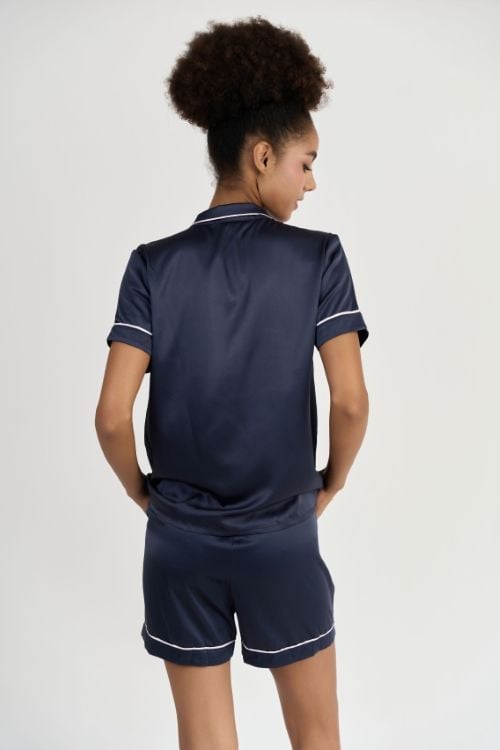  BSS042W41-BỘ SHORT SATIN VỚI THIẾT KỂ CỔ PIJAMA ĐIỂM NHẤN VIỀN NỔI BẬT MANG LẠI SỰ TRẺ TRUNG, NĂNG ĐỘNG VÀ THOẢI MÁI KHI MẶC 