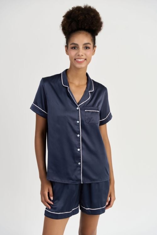  BSS042W41-BỘ SHORT SATIN VỚI THIẾT KỂ CỔ PIJAMA ĐIỂM NHẤN VIỀN NỔI BẬT MANG LẠI SỰ TRẺ TRUNG, NĂNG ĐỘNG VÀ THOẢI MÁI KHI MẶC 