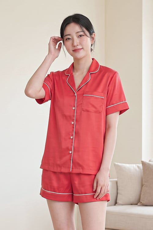  BSS081S41-BỘ SHORT SATIN CAO CẤP CỔ PIJAMA VỚI MÀU SẮC ĐỎ MANG NÉT SANG TRỌNG VÀ NỔI BẬT CHO MÙA TẾT 