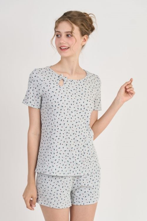  BST049W02-BỘ SHORT THUN VỚI THIẾT KẾ CỔ TRÒN ĐÍNH NƠ TẠO ĐIỂM NHẤN NỮ TÍNH VÀ TRẺ TRUNG PHÙ HỢP CHO NHỮNG NGÀY HÈ 