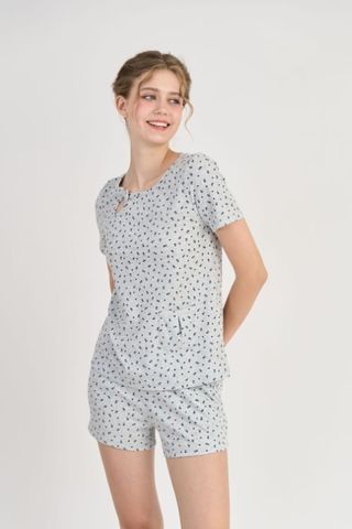  BST049W02-BỘ SHORT THUN VỚI THIẾT KẾ CỔ TRÒN ĐÍNH NƠ TẠO ĐIỂM NHẤN NỮ TÍNH VÀ TRẺ TRUNG PHÙ HỢP CHO NHỮNG NGÀY HÈ 