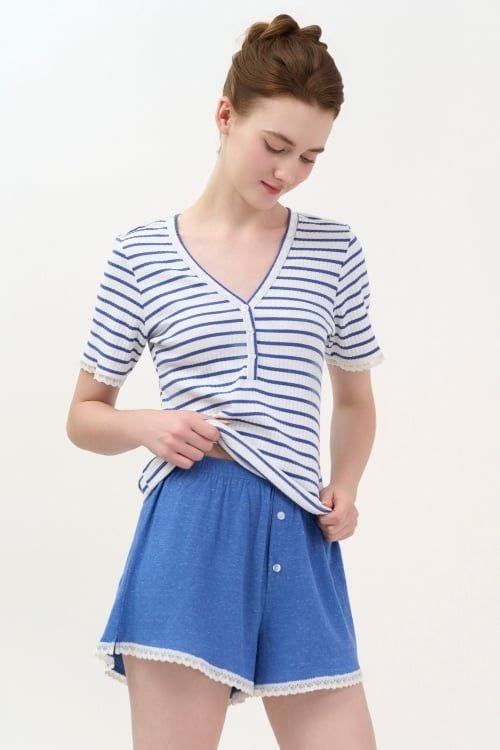  BST05W5T03-BỘ SHORT THUN VỚI THIẾT KẾ CỔ TIM PHỐI REN NỔI BẬT MANG  PHONG CÁCH TRẺ TRUNG VÀ THOÁNG MÁT. 
