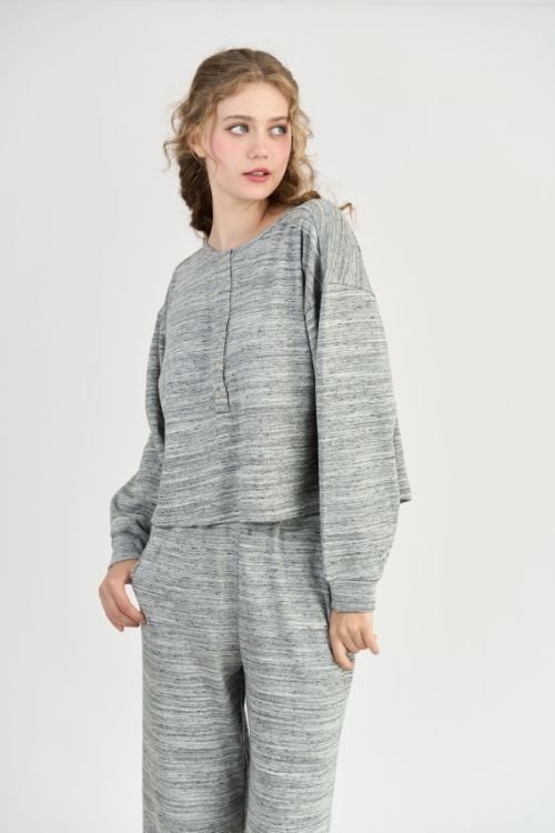  BTD01S5T04-BỘ THUN DÀI VỚI THIẾT KẾ ÁO CỔ TRỤ THANH LỊCH TẠO CẢM GIÁC ẤM ÁP VÀ THOẢI MÁI KHI MẶC. 