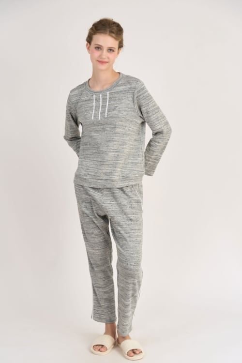  BTD04S5T14-BỘ THUN DÀI VỚI THIẾT KẾ CỔ TRÒN TRANG TRÍ DÂY RUY BĂNG NỔI BẬT MANG LẠI NÉT TRẺ TRUNG VÀ CẢM GIÁC ẤM ÁP, DỄ CHỊU KHI MẶC 