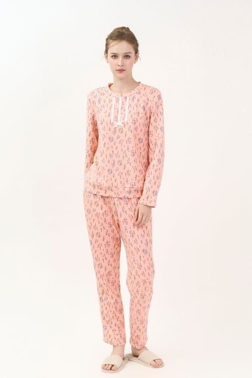  BTD04S5T15-BỘ THUN DÀI VỚI THIẾT KẾ CỔ TRÒN TRANG TRÍ DÂY RUY BĂNG NỔI BẬT MANG LẠI NÉT TRẺ TRUNG VÀ CẢM GIÁC ẤM ÁP, DỄ CHỊU KHI MẶC 