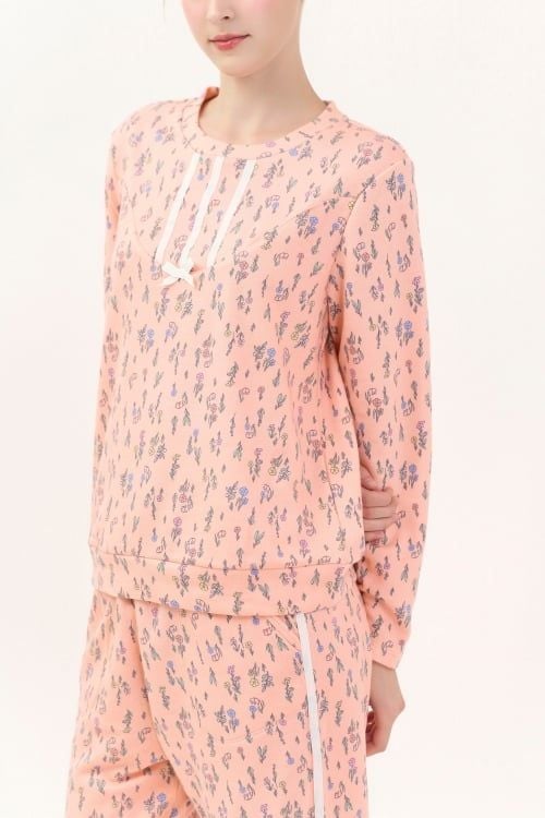  BTD04S5T15-BỘ THUN DÀI VỚI THIẾT KẾ CỔ TRÒN TRANG TRÍ DÂY RUY BĂNG NỔI BẬT MANG LẠI NÉT TRẺ TRUNG VÀ CẢM GIÁC ẤM ÁP, DỄ CHỊU KHI MẶC 