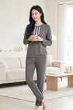  BTD04S5T17-BỘ THUN DÀI VỚI THIẾT KẾ CỔ TRÒN TRANG TRÍ DÂY RUY BĂNG NỔI BẬT MANG LẠI NÉT TRẺ TRUNG VÀ CẢM GIÁC ẤM ÁP, DỄ CHỊU KHI MẶC 